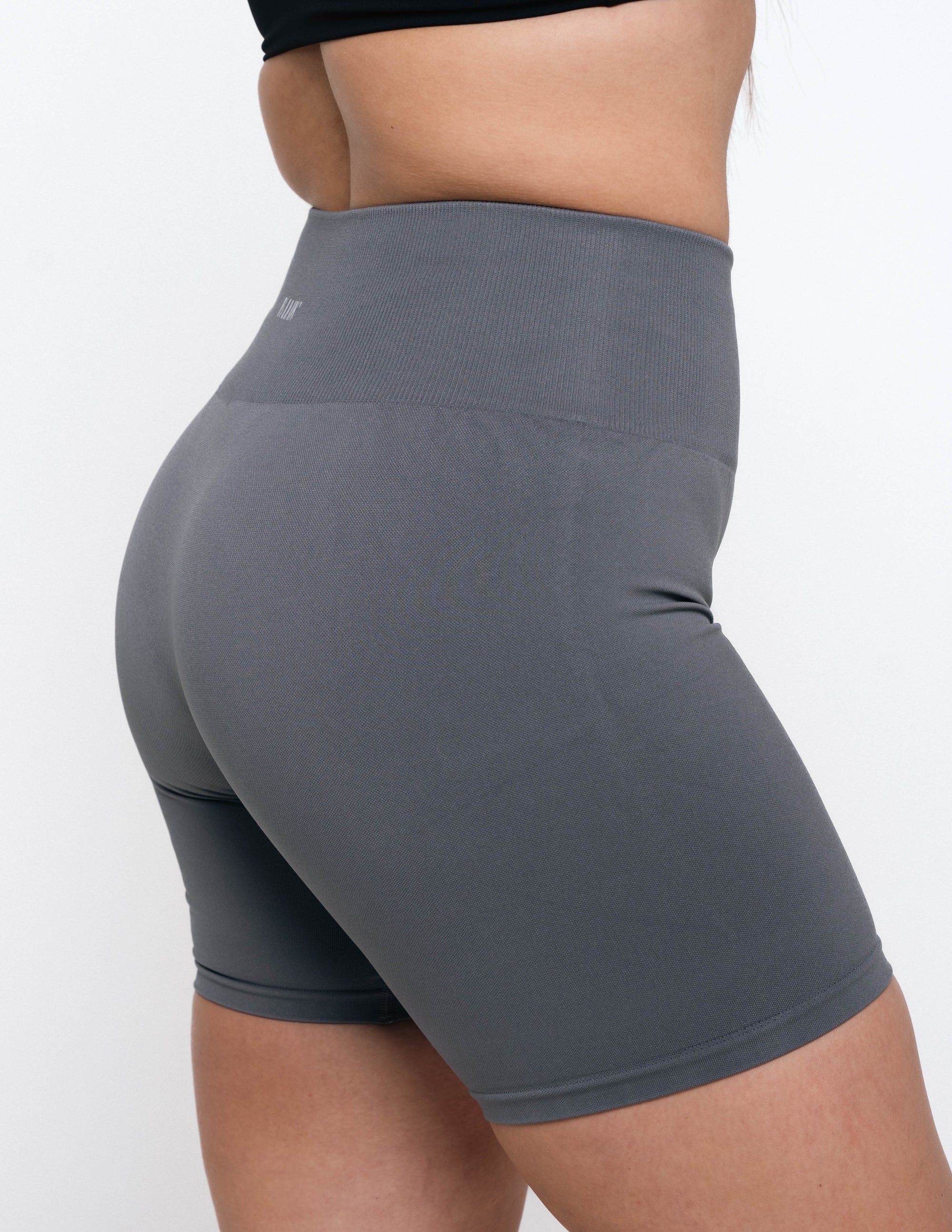 LUXE SEAMLESS SHORTS - GREY